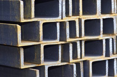 Metal profil kanal metal ürünlerin depodaki paketlerinde