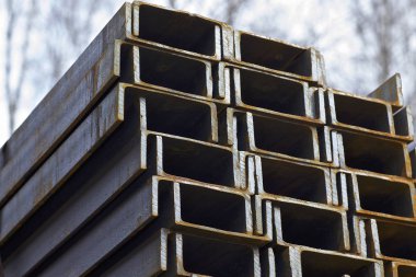 Metal profil kanal metal ürünlerin depodaki paketlerinde