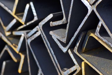 Metal profil kanal metal ürünlerin depodaki paketlerinde