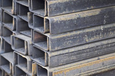Metal profil kanal metal ürünlerin depodaki paketlerinde