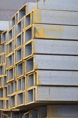 Metal profil kanal metal ürünlerin depodaki paketlerinde
