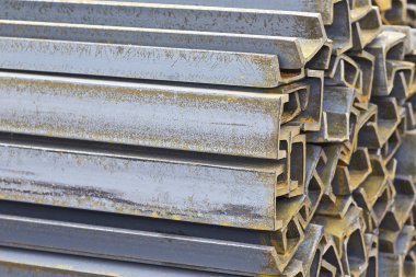 Metal profil kanal metal ürünlerin depodaki paketlerinde