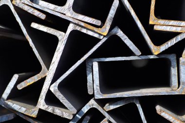 Metal profil kanal metal ürünlerin depodaki paketlerinde