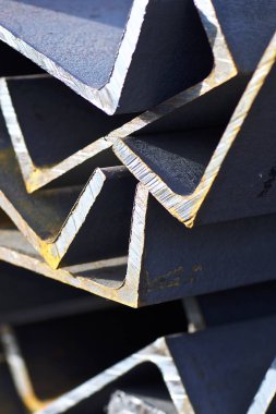 Metal profil kanal metal ürünlerin depodaki paketlerinde