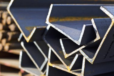 Metal profil kanal metal ürünlerin depodaki paketlerinde