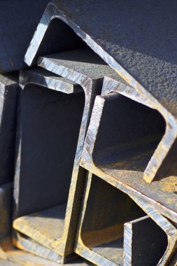 Metal profil kanal metal ürünlerin depodaki paketlerinde