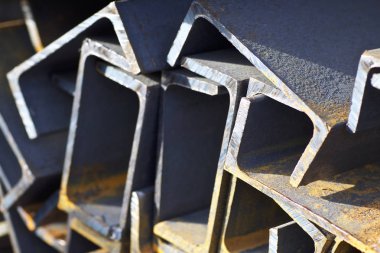 Metal profil kanal metal ürünlerin depodaki paketlerinde