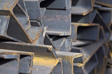 Metal profil kanal metal ürünlerin depodaki paketlerinde