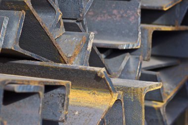 Metal profil kanal metal ürünlerin depodaki paketlerinde