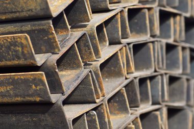 Metal profil kanal metal ürünlerin depodaki paketlerinde
