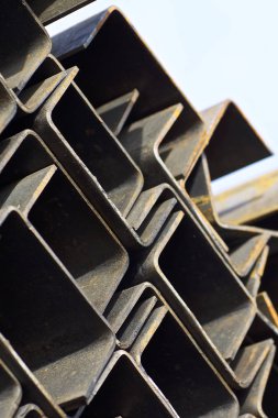 Metal profil kanal metal ürünlerin depodaki paketlerinde