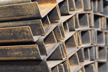 Metal profil kanal metal ürünlerin depodaki paketlerinde