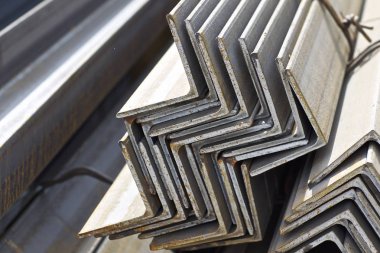 Metal profil açısı metal ürünlerin depodaki paketlerinde