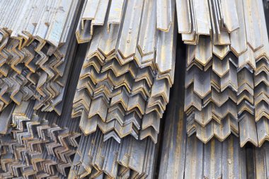 Metal profil açısı metal ürünlerin depodaki paketlerinde