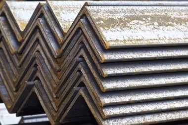 Metal profil açısı metal ürünlerin depodaki paketlerinde