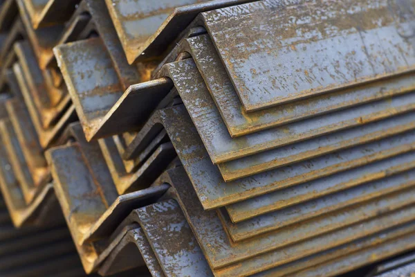 Metalen profiel hoek in verpakkingen bij het magazijn van producten van metaal — Stockfoto