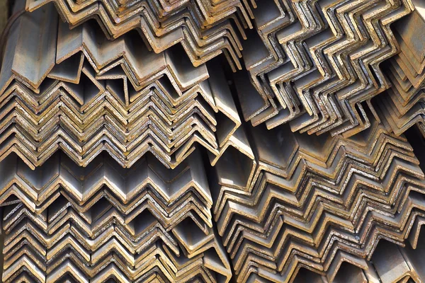 Metalen profiel hoek in verpakkingen bij het magazijn van producten van metaal — Stockfoto