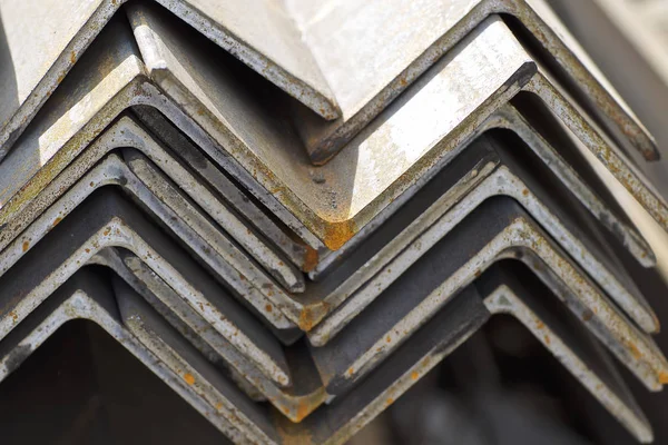 Metal profil açısı metal ürünlerin depodaki paketlerinde — Stok fotoğraf