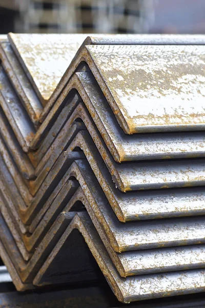 Angolo profilo metallico in pacchi presso il magazzino di prodotti metallici — Foto Stock