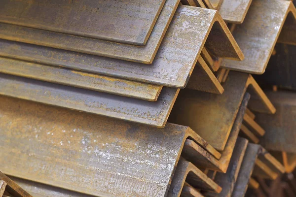 Angle de profilé métallique en paquets à l'entrepôt de produits métalliques Images De Stock Libres De Droits