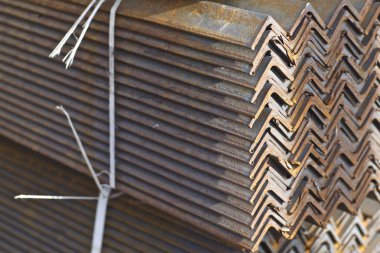 Metal profil açısı metal ürünlerin depodaki paketlerinde