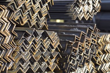 Metal profil açısı metal ürünlerin depodaki paketlerinde