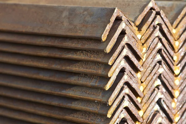 Metall profil vinkel i förpackningar på lagret av metallprodukter — Stockfoto
