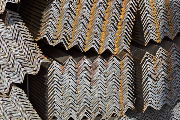 Metall profil vinkel i förpackningar på lagret av metallprodukter — Stockfoto
