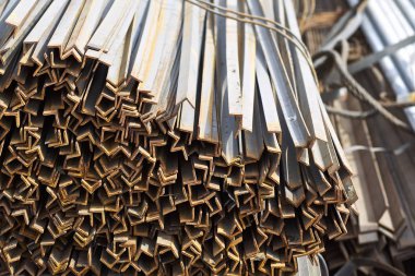 Metal profil açısı metal ürünlerin depodaki paketlerinde