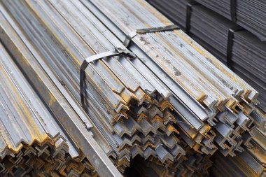 Metal profil açısı metal ürünlerin depodaki paketlerinde