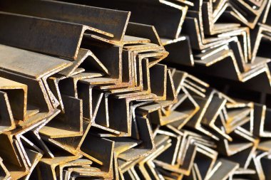 Metal profil açısı metal ürünlerin depodaki paketlerinde