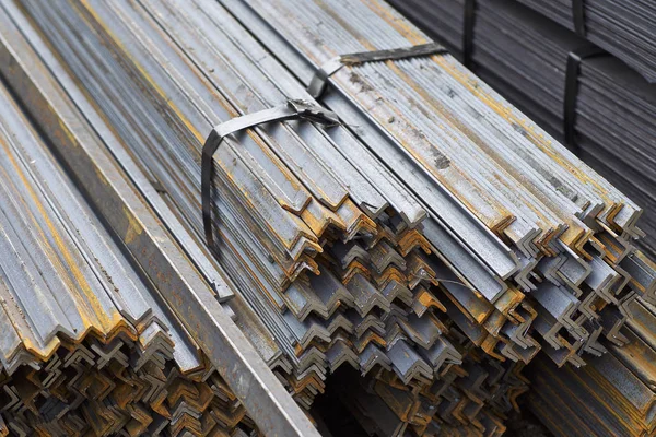 Metallprofilwinkel in Packungen im Lager von Metallprodukten — Stockfoto