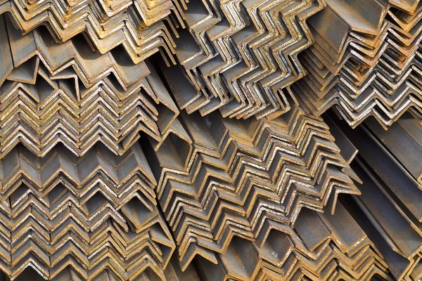 Angle de profilé métallique en paquets à l'entrepôt de produits métalliques — Photo
