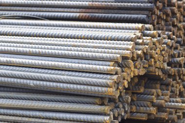 Takviye çubukları paketlerine periyodik bir profille metal ürünler depoda saklanır