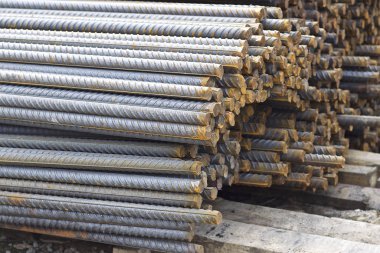 Takviye çubukları paketlerine periyodik bir profille metal ürünler depoda saklanır