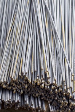 Takviye çubukları paketlerine periyodik bir profille metal ürünler depoda saklanır