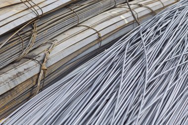 Takviye çubukları paketlerine periyodik bir profille metal ürünler depoda saklanır