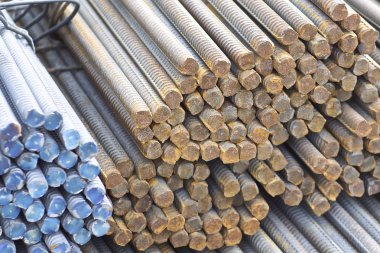 Takviye çubukları paketlerine periyodik bir profille metal ürünler depoda saklanır