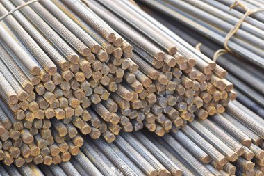 Takviye çubukları paketlerine periyodik bir profille metal ürünler depoda saklanır