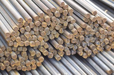 Takviye çubukları paketlerine periyodik bir profille metal ürünler depoda saklanır