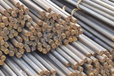 Takviye çubukları paketlerine periyodik bir profille metal ürünler depoda saklanır