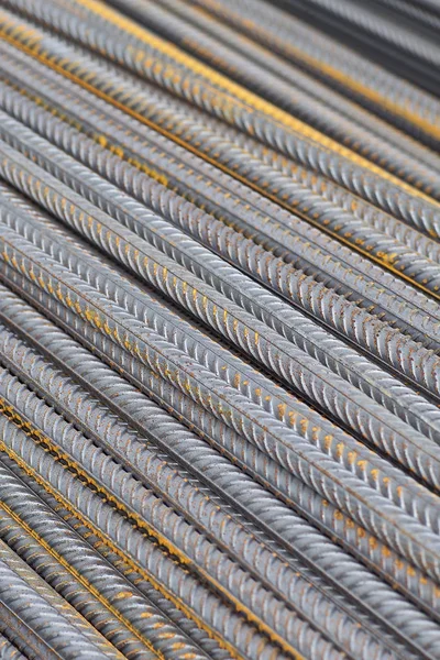 Takviye çubukları paketlerine periyodik bir profille metal ürünler depoda saklanır — Stok fotoğraf