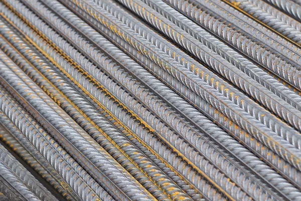 Betonářská ocel s profilem periodické v baleních jsou uloženy v kovových výrobků skladu — Stock fotografie