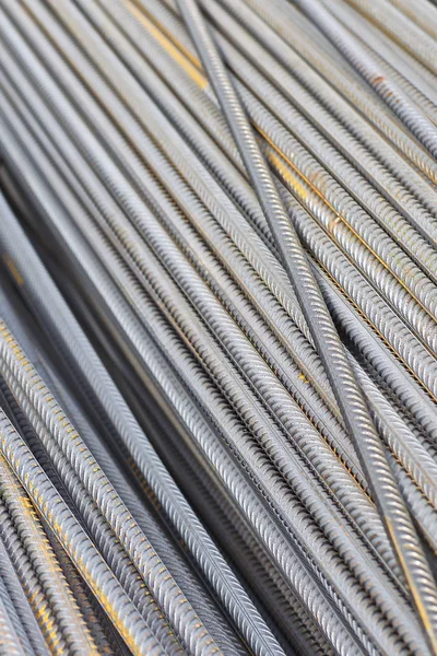 Le barre di rinforzo con profilo periodico nelle confezioni sono conservate nel magazzino dei prodotti metallici — Foto Stock