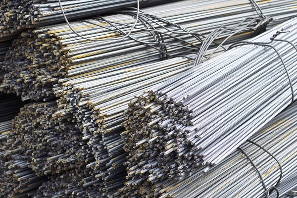 Betonářská ocel s profilem periodické v baleních jsou uloženy v kovových výrobků skladu — Stock fotografie