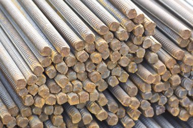 Takviye çubukları paketlerine periyodik bir profille metal ürünler depoda saklanır