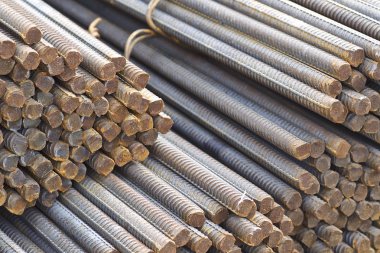 Takviye çubukları paketlerine periyodik bir profille metal ürünler depoda saklanır