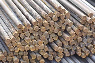 Takviye çubukları paketlerine periyodik bir profille metal ürünler depoda saklanır