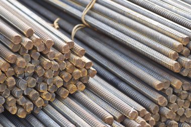 Takviye çubukları paketlerine periyodik bir profille metal ürünler depoda saklanır