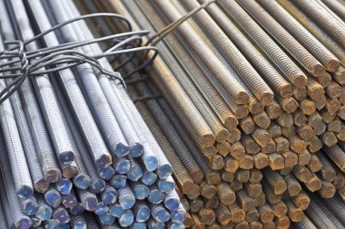 Takviye çubukları paketlerine periyodik bir profille metal ürünler depoda saklanır